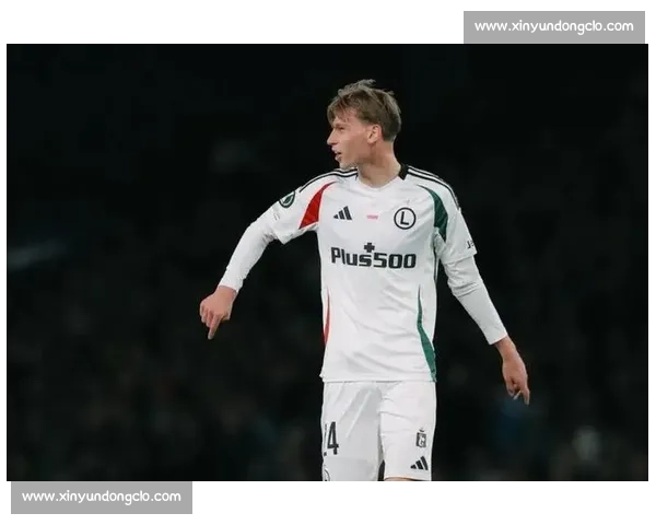 门兴求购焦乌科夫斯基遇阻！球员铁心加盟罗马，红狼领跑争夺战